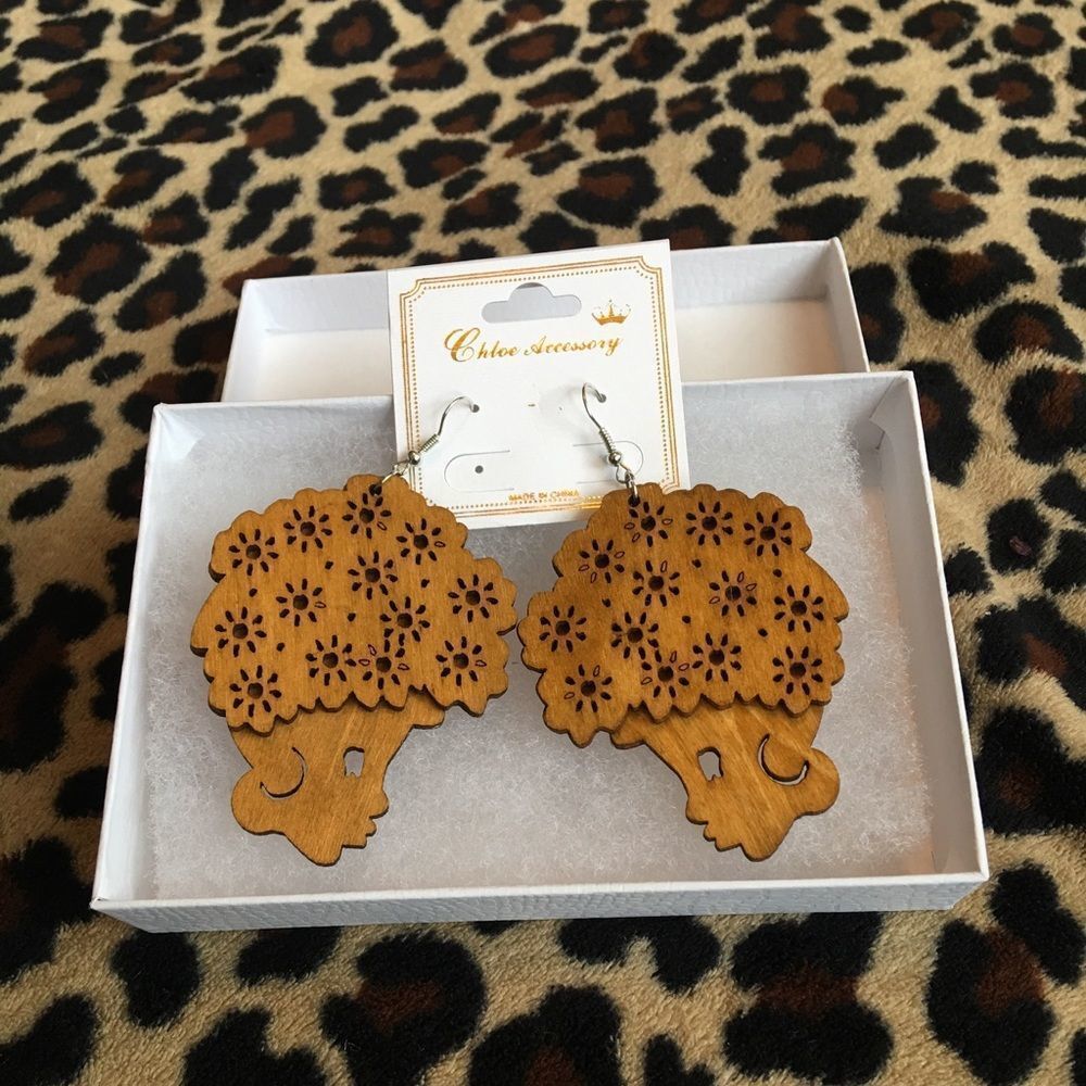 Brown Afro Beauty Shape Motion Wood Earrings - Picture 3 of 5